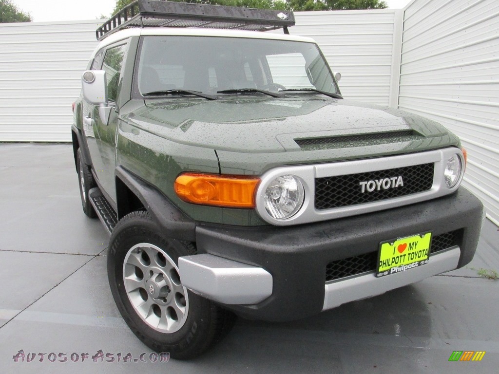 Army Green / Dark Charcoal Toyota FJ Cruiser 4WD