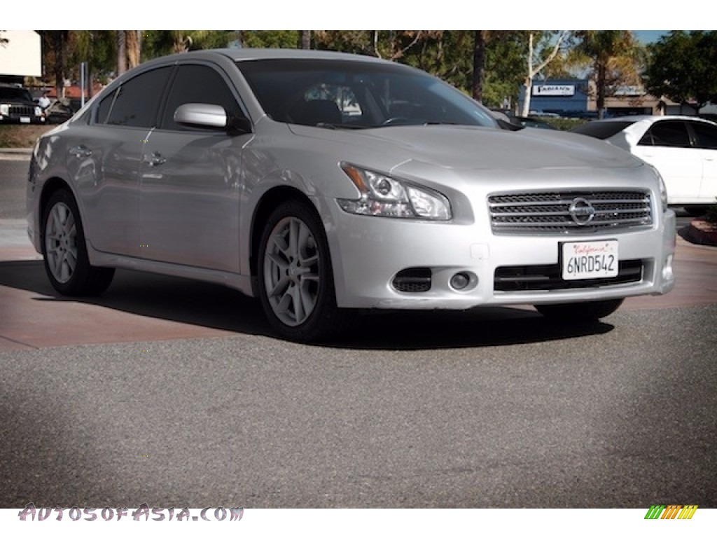 Radiant Silver / Charcoal Nissan Maxima 3.5 S