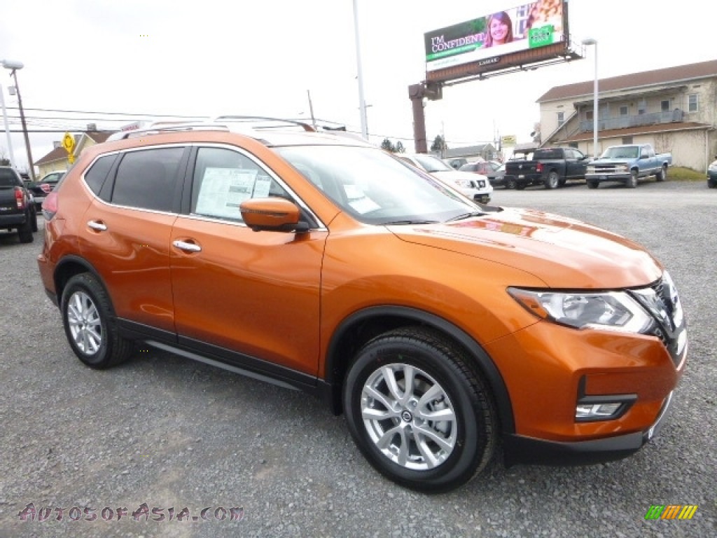 Nissan Rogue оранжевый