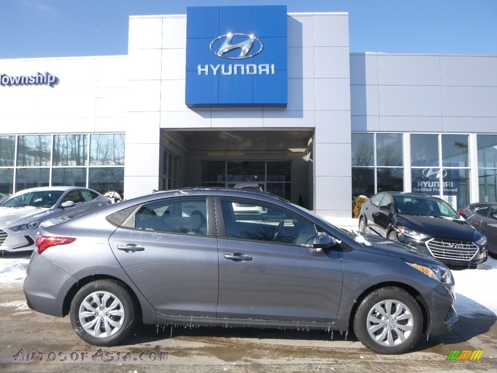 Urban Gray / Black Hyundai Accent SE