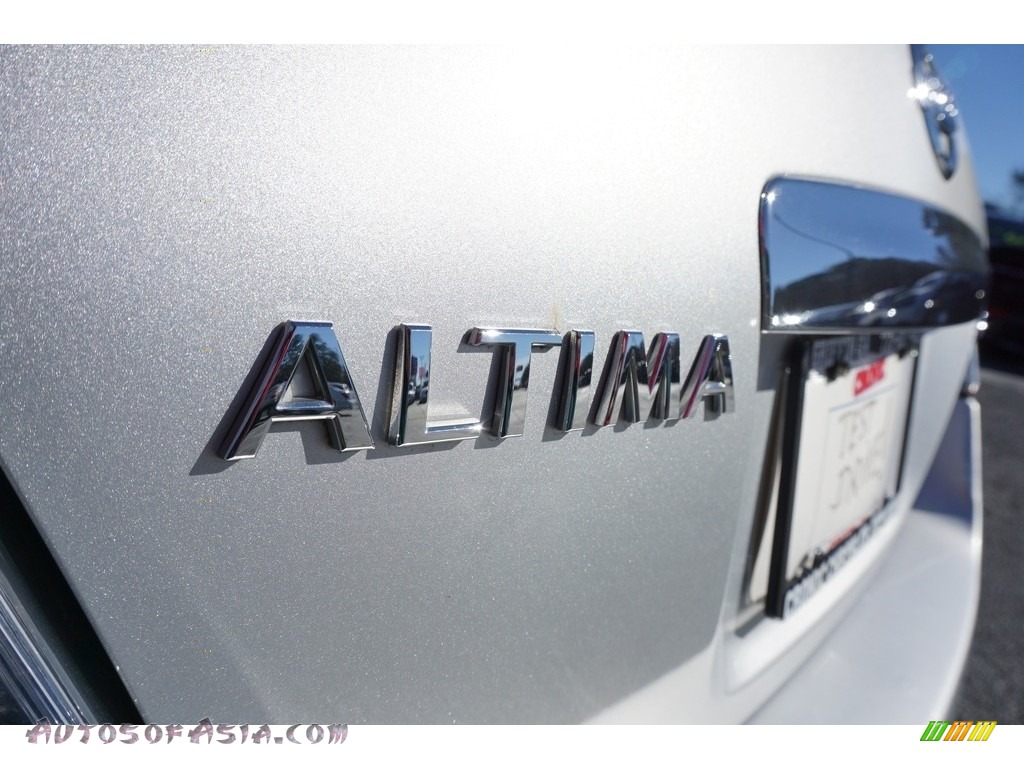 2010 Altima 2.5 SL - Radiant Silver / Charcoal photo #14