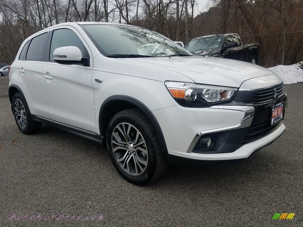 Diamond White / Black Mitsubishi Outlander Sport SE AWC