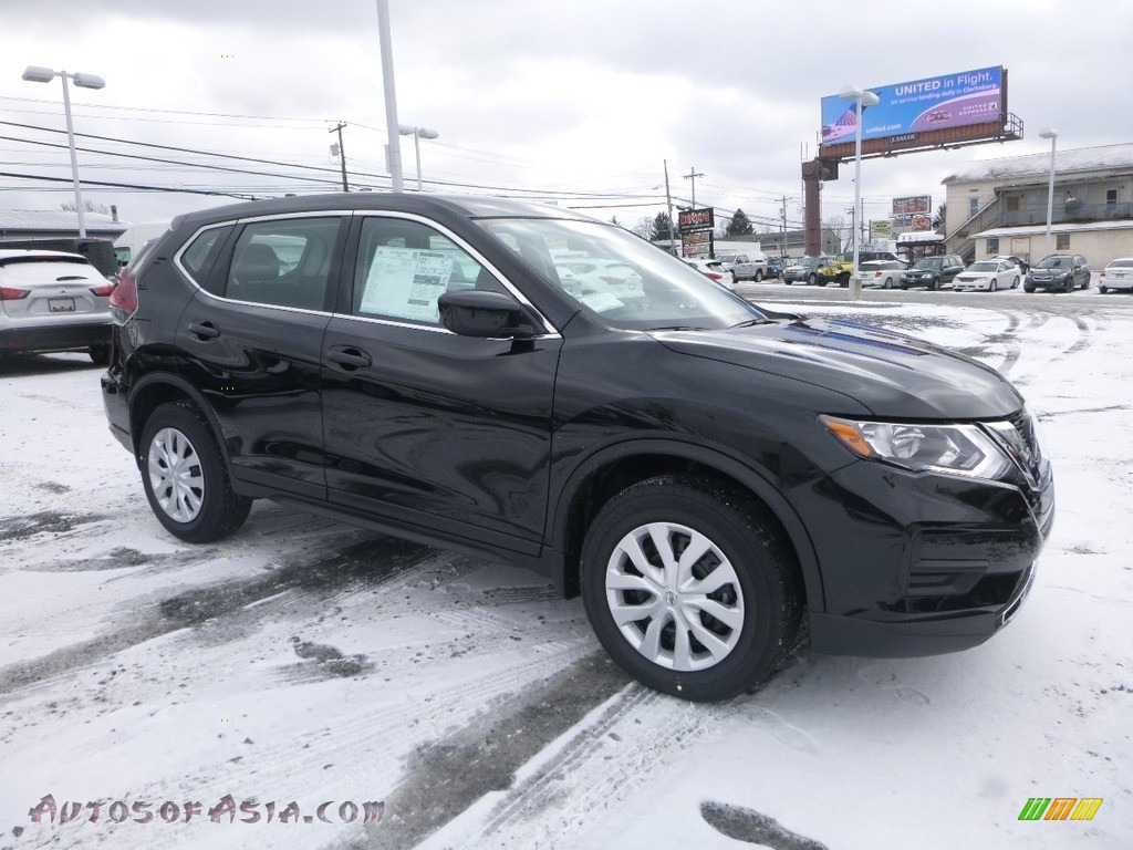 Magnetic Black / Charcoal Nissan Rogue S AWD