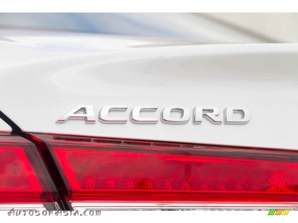 2018 Accord Touring Sedan - Platinum White Pearl / Black photo #3