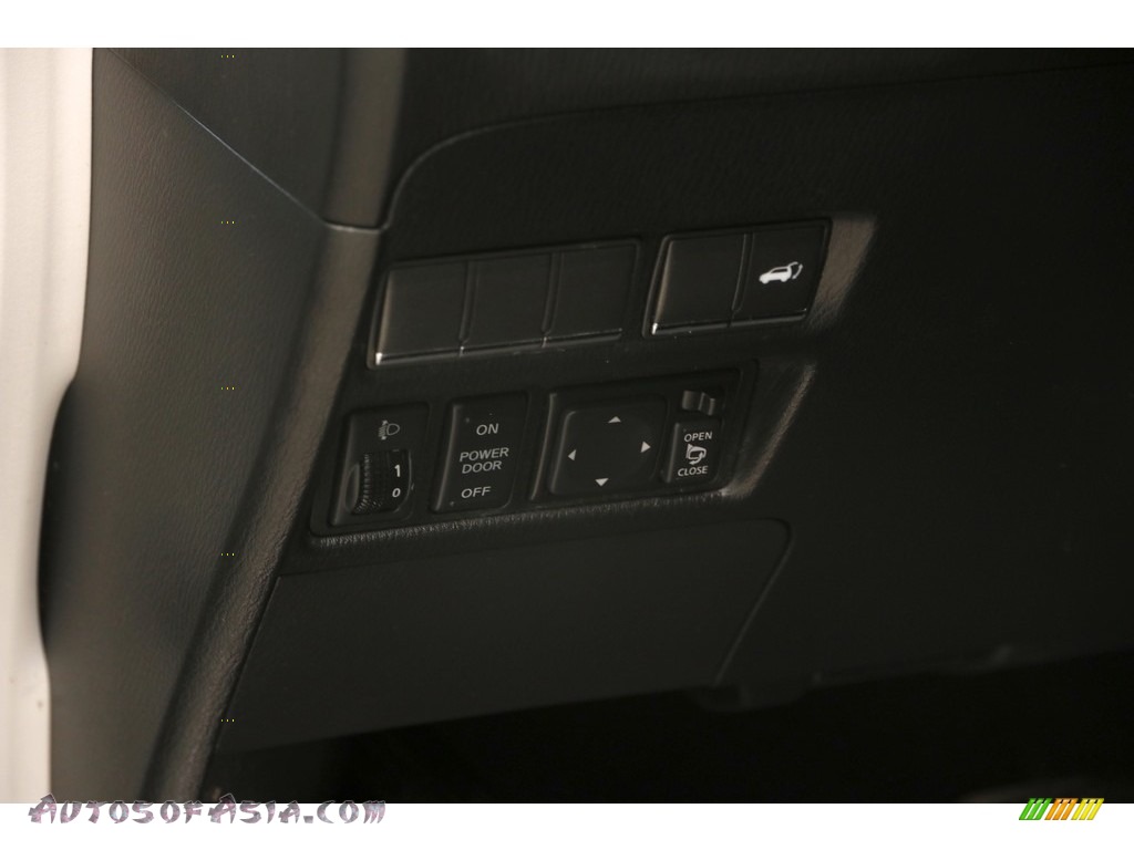 2011 QX 56 4WD - Liquid Platinum / Graphite photo #6