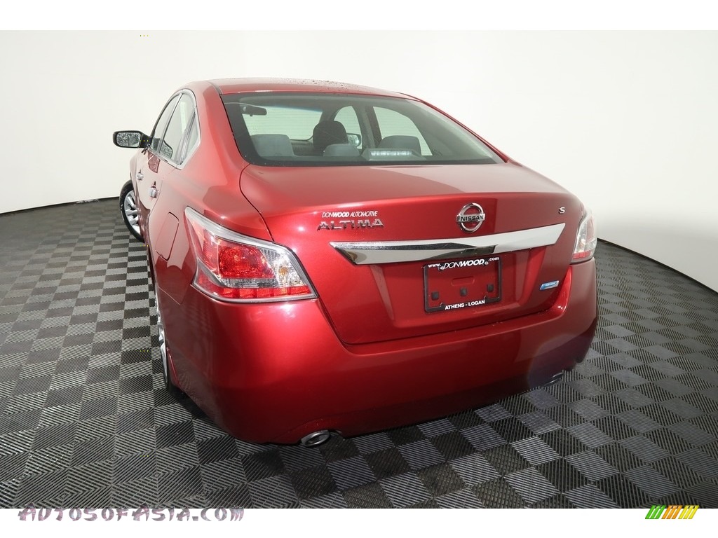 2014 Altima 2.5 S - Cayenne Red / Charcoal photo #10