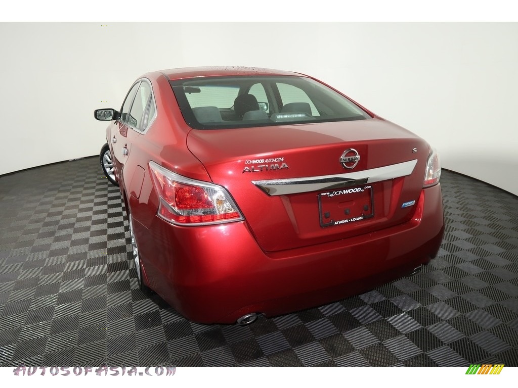 2014 Altima 2.5 S - Cayenne Red / Charcoal photo #11