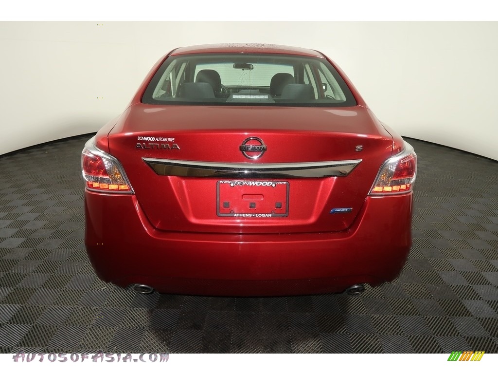 2014 Altima 2.5 S - Cayenne Red / Charcoal photo #12
