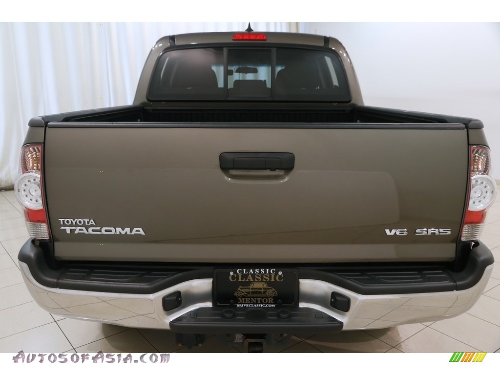 2015 Tacoma V6 Double Cab 4x4 - Pyrite Mica / Graphite photo #17