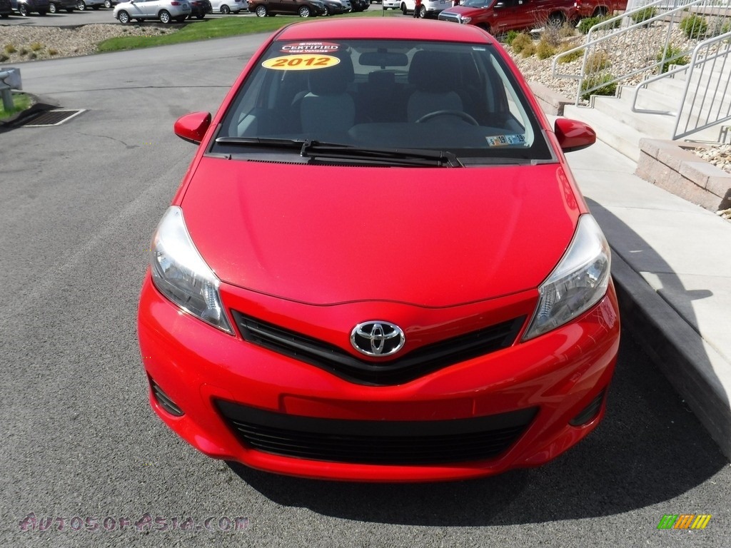 2012 Yaris LE 5 Door - Absolutely Red / Ash Gray photo #4