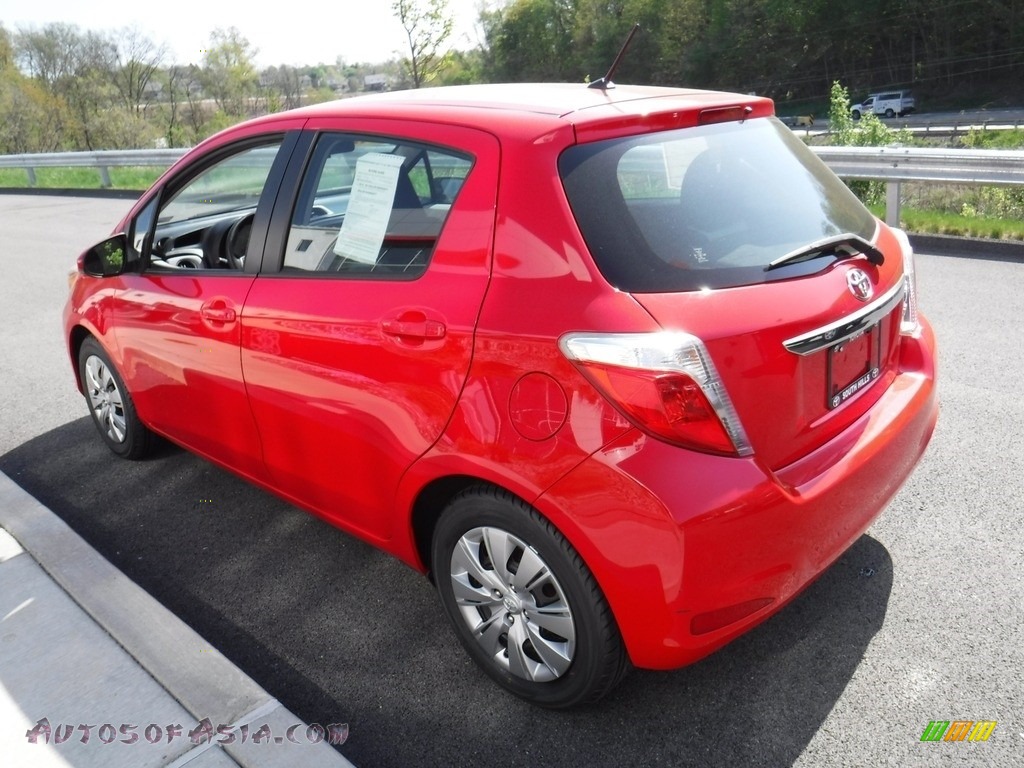 2012 Yaris LE 5 Door - Absolutely Red / Ash Gray photo #7