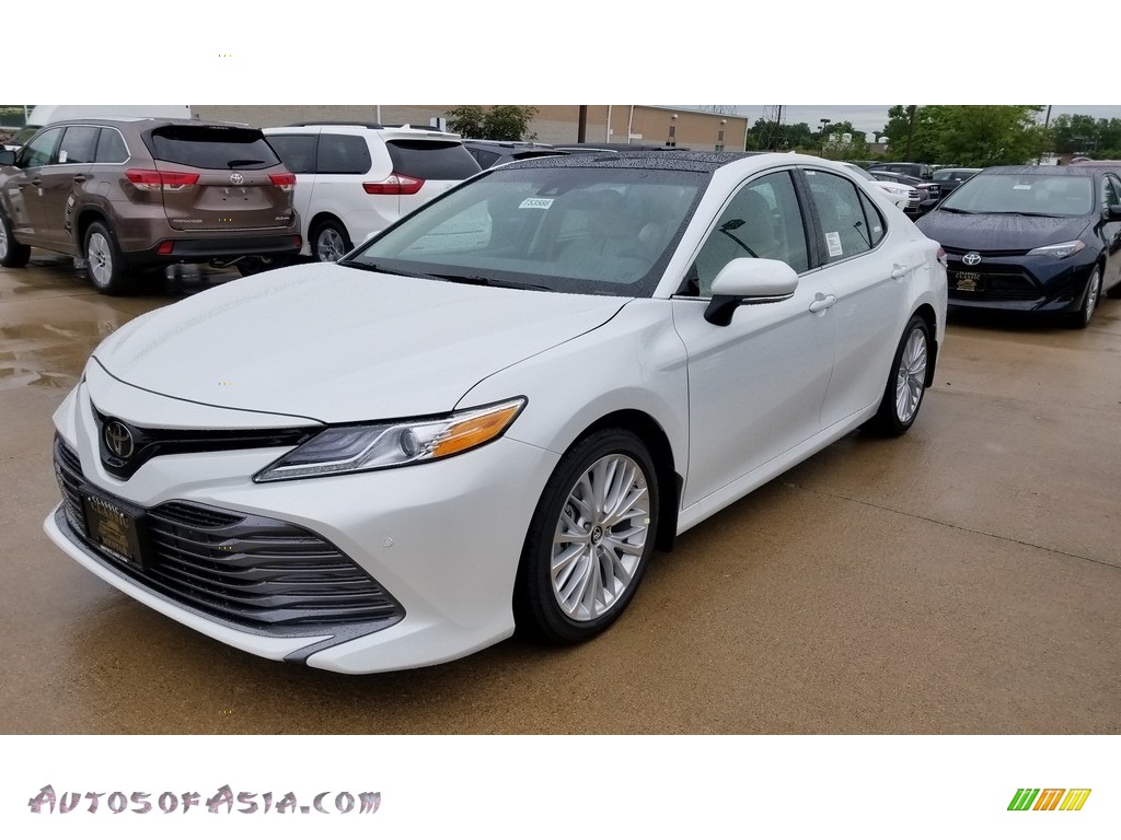Wind Chill Pearl / Macadamia Toyota Camry XLE