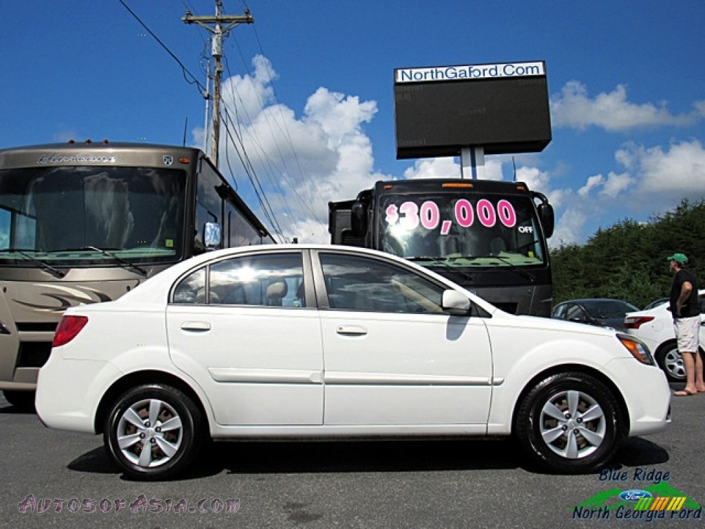 2010 Rio LX Sedan - Clear White / Beige photo #6