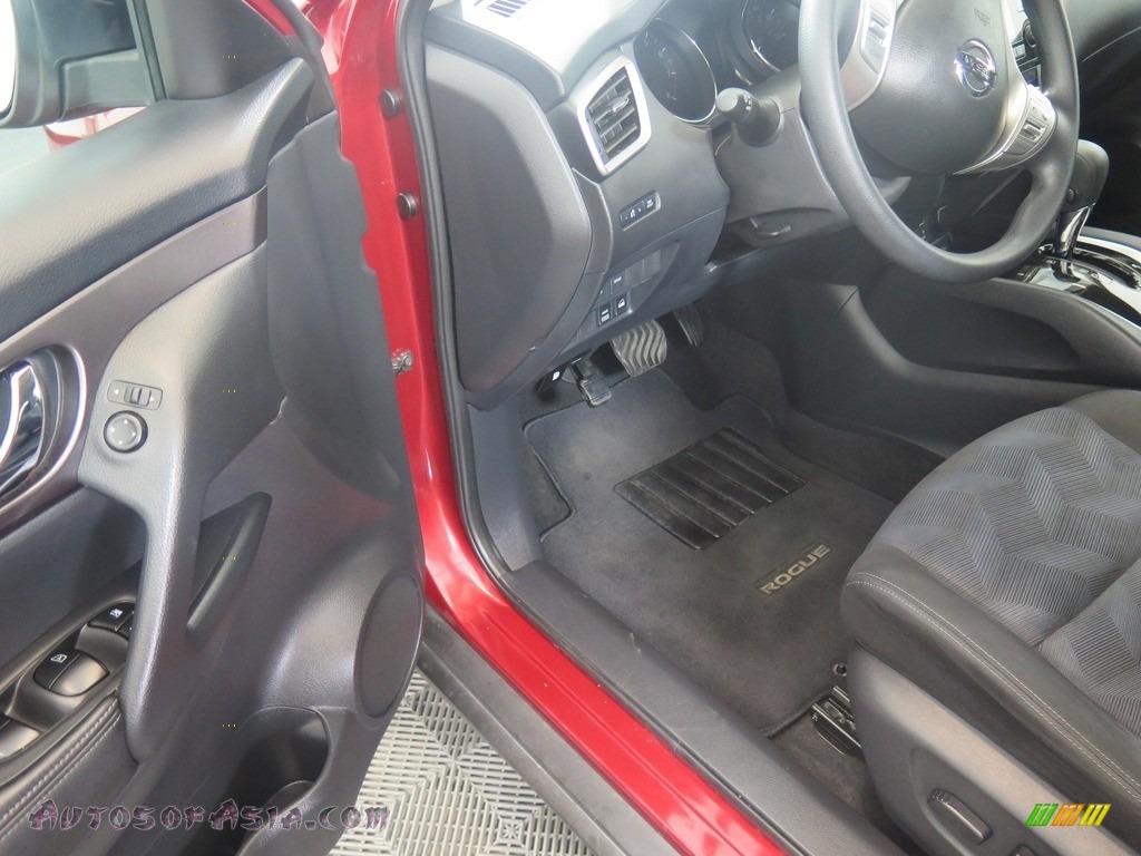 2015 Rogue SV AWD - Cayenne Red / Charcoal photo #31