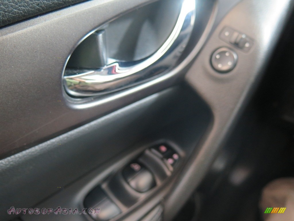 2015 Rogue SV AWD - Cayenne Red / Charcoal photo #40
