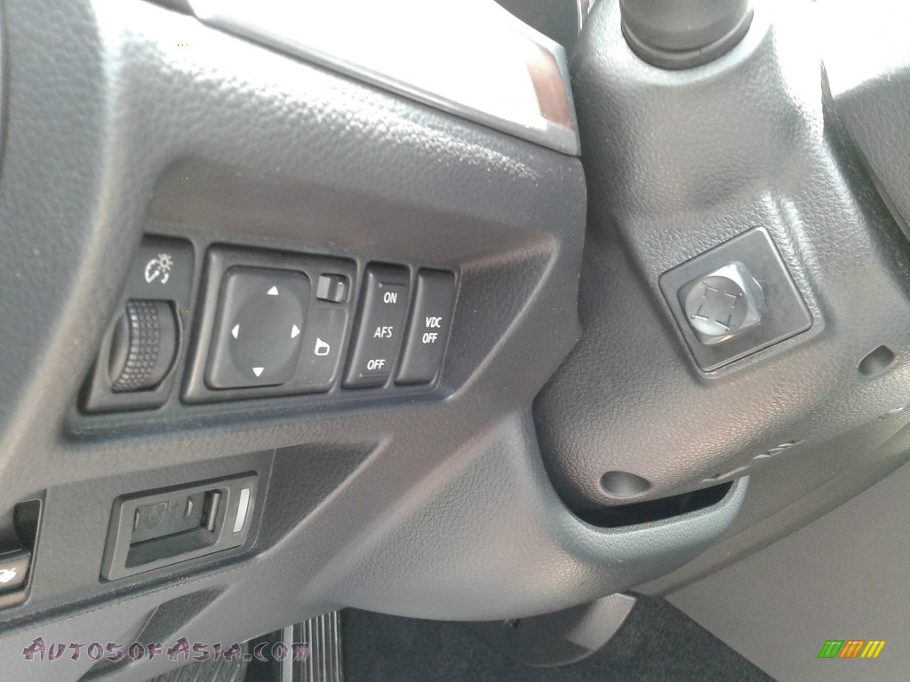2010 M 35x AWD Sedan - Liquid Platinum / Graphite photo #17