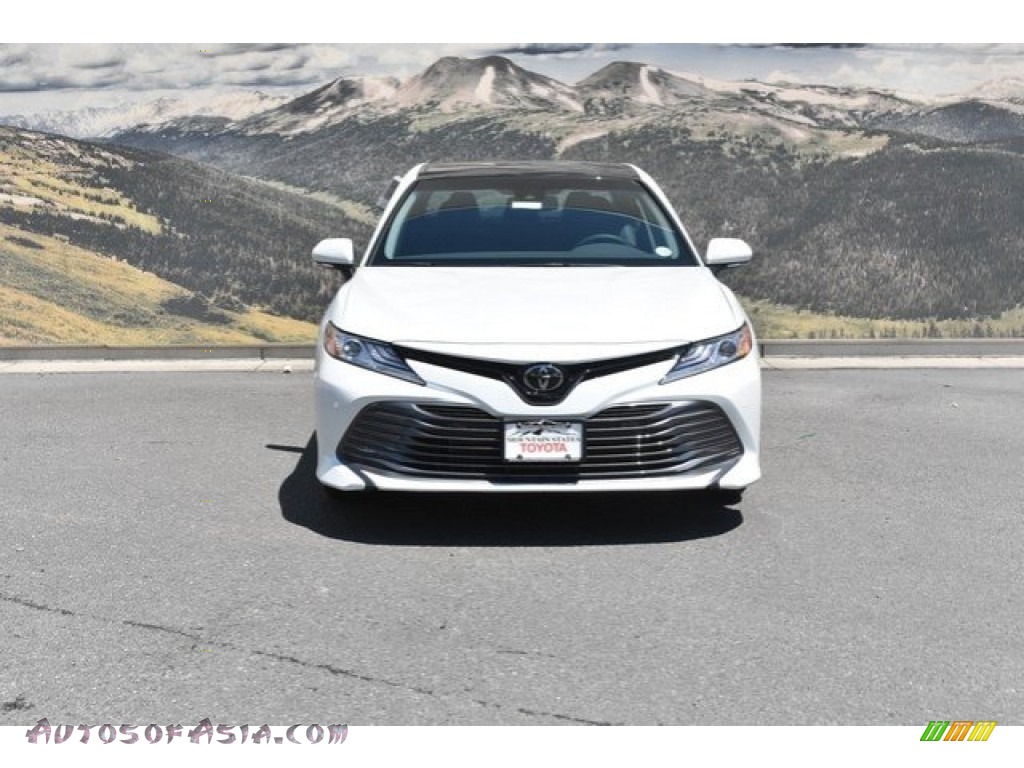 2018 Camry XLE - Wind Chill Pearl / Black photo #2