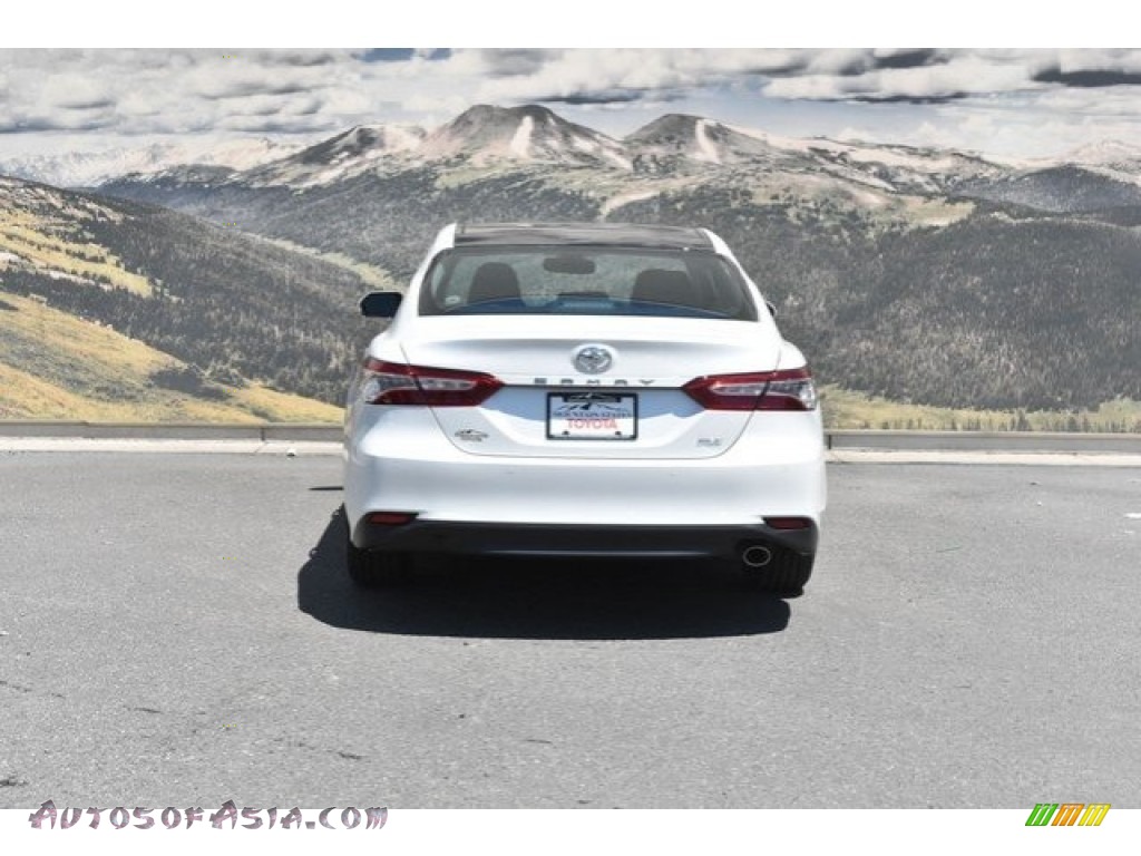 2018 Camry XLE - Wind Chill Pearl / Black photo #4