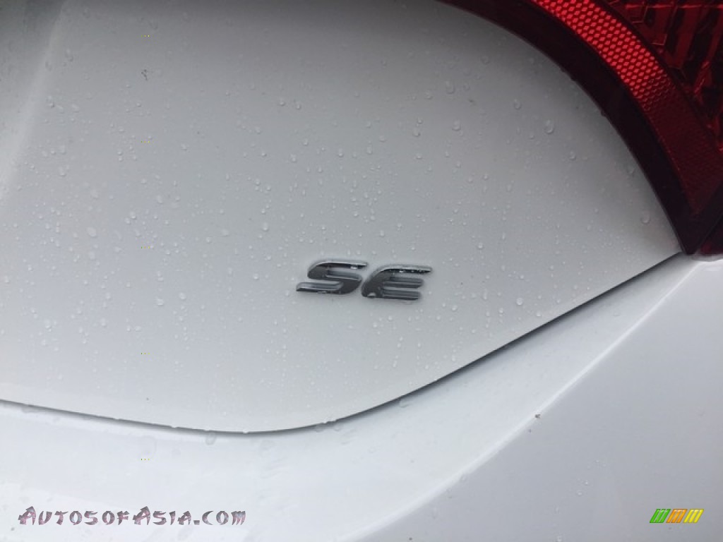 2019 Corolla SE - Super White / Black photo #5
