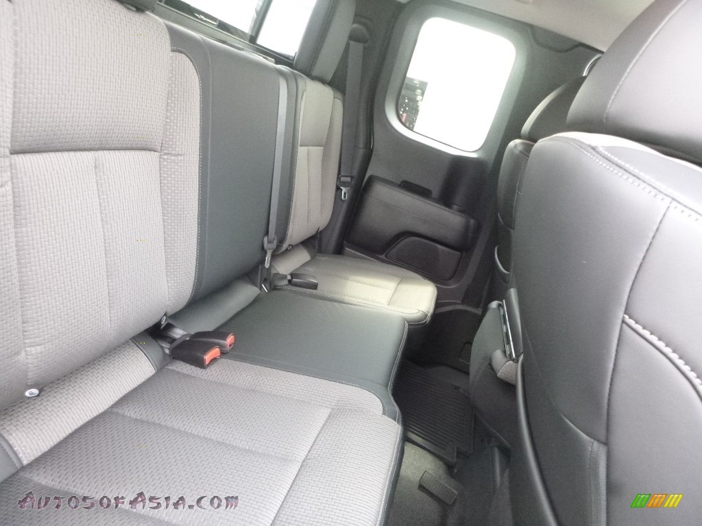 2018 TITAN XD S King Cab 4x4 - Brilliant Silver / Black photo #12