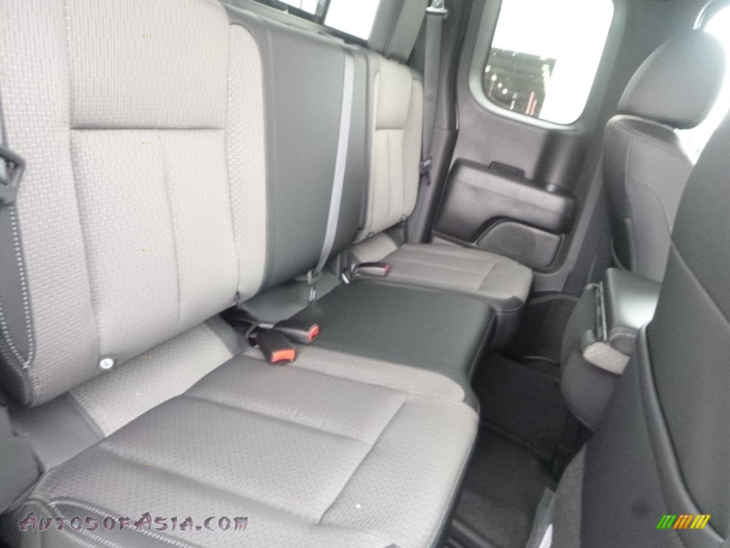 2018 TITAN XD S King Cab 4x4 - Brilliant Silver / Black photo #12