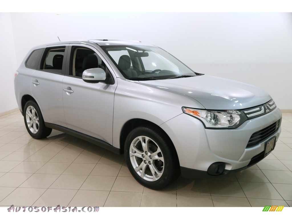 Cool Silver Metallic / Black Mitsubishi Outlander SE S-AWC