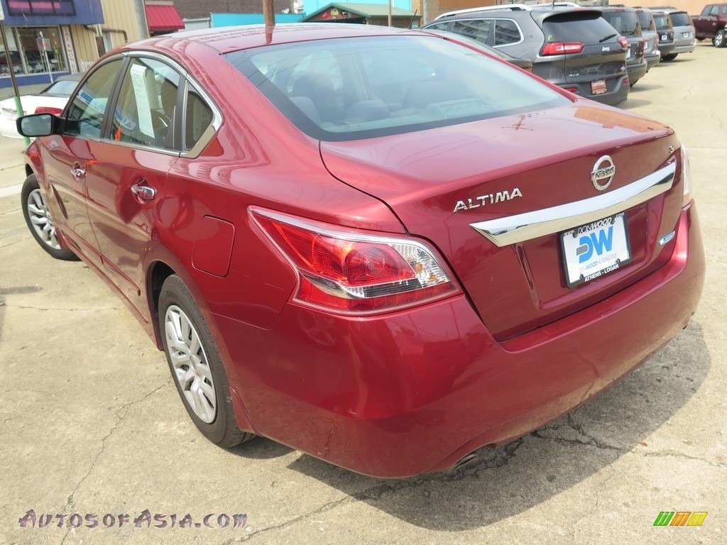 2013 Altima 2.5 S - Cayenne Red / Charcoal photo #5