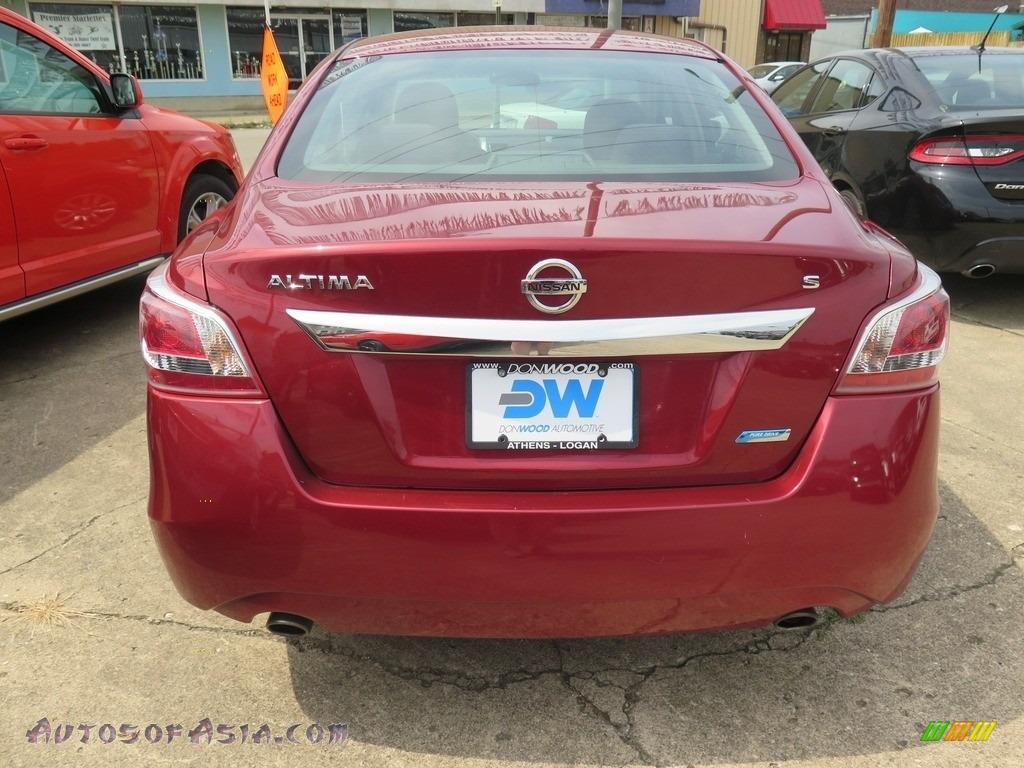 2013 Altima 2.5 S - Cayenne Red / Charcoal photo #6