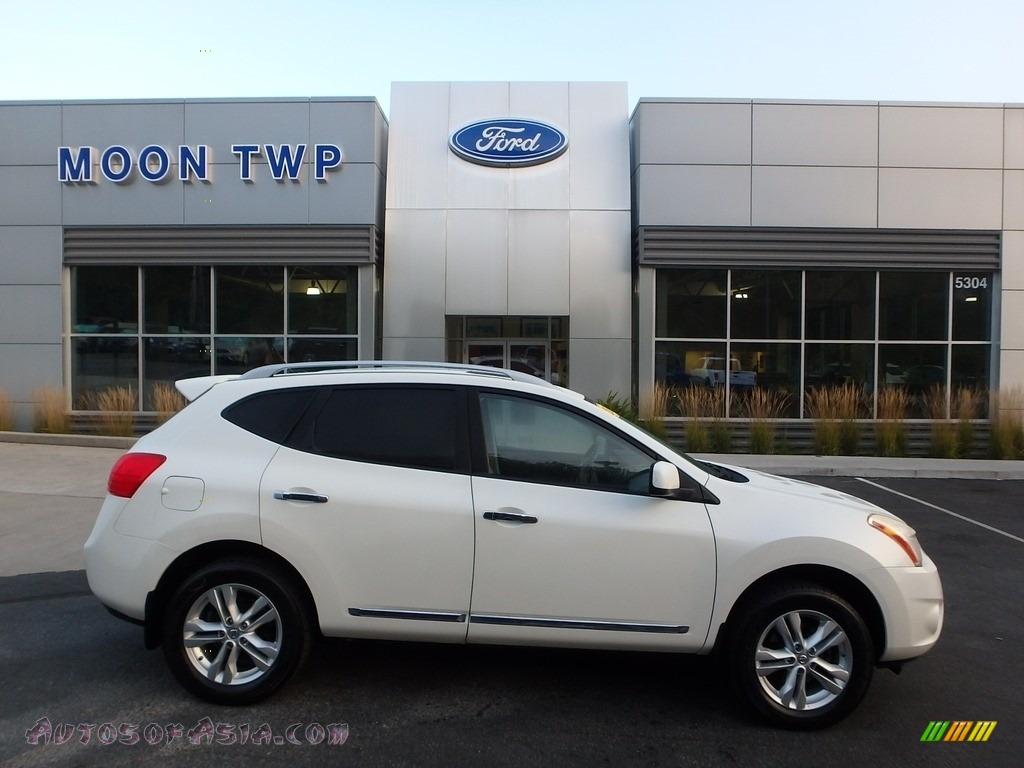 Pearl White / Gray Nissan Rogue SV AWD