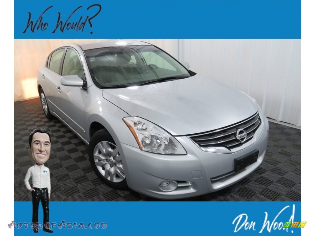 Radiant Silver / Frost Nissan Altima 2.5 S