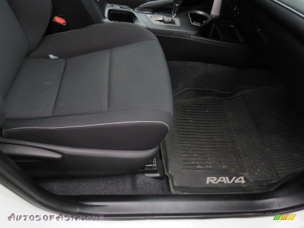 2016 RAV4 XLE AWD - Super White / Black photo #42