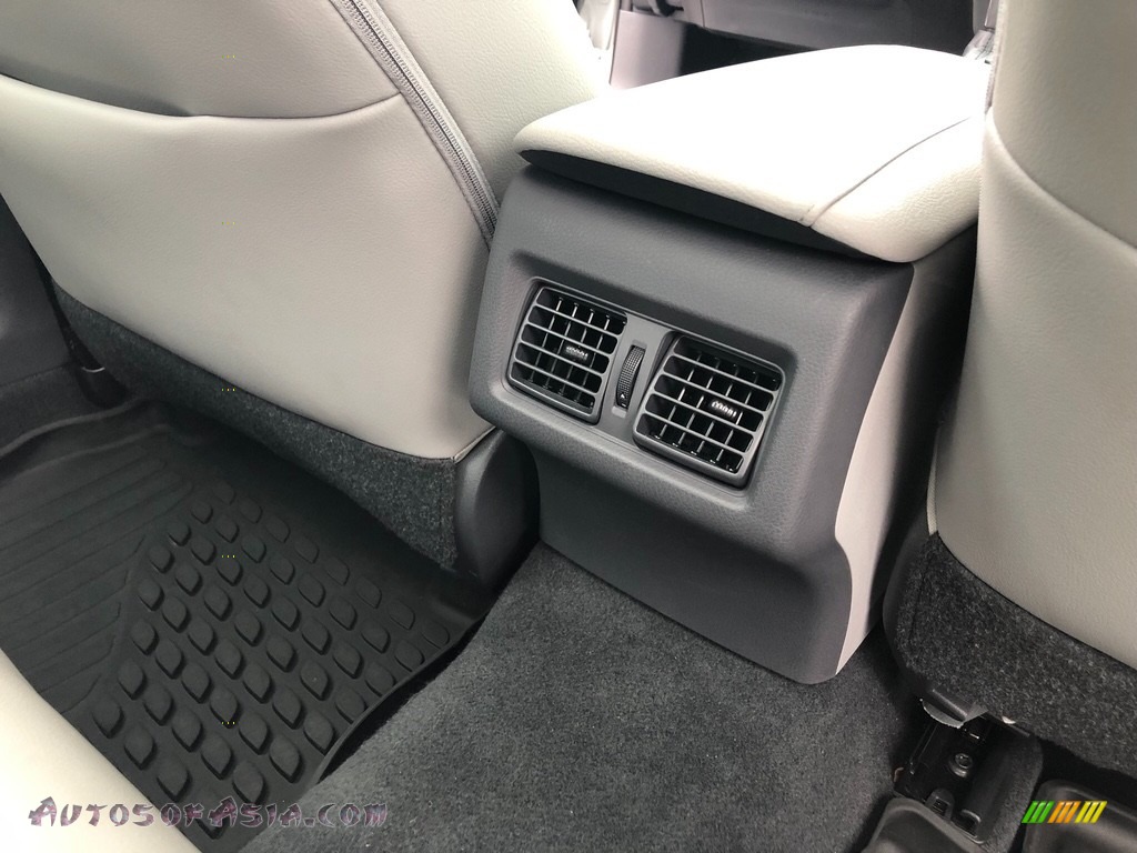 2018 Camry XSE V6 - Super White / Ash photo #39
