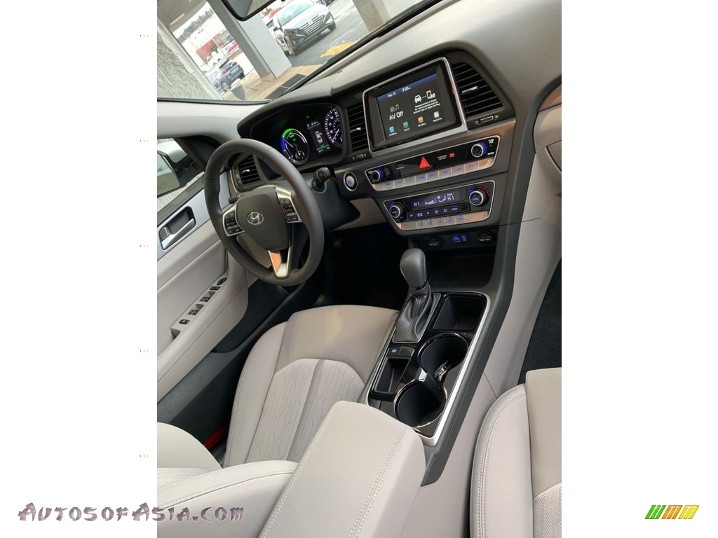 2019 Sonata Hybrid Limited - Ion Silver / Gray photo #32