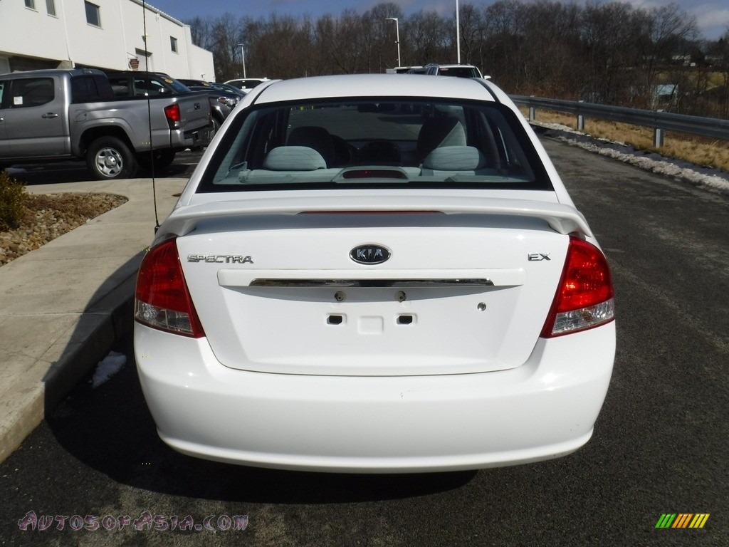 2009 Spectra EX Sedan - Clear White / Gray photo #9