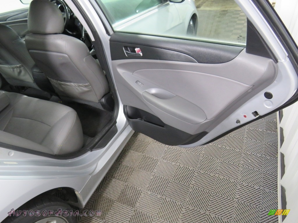 2011 Sonata SE - Radiant Silver / Gray photo #36