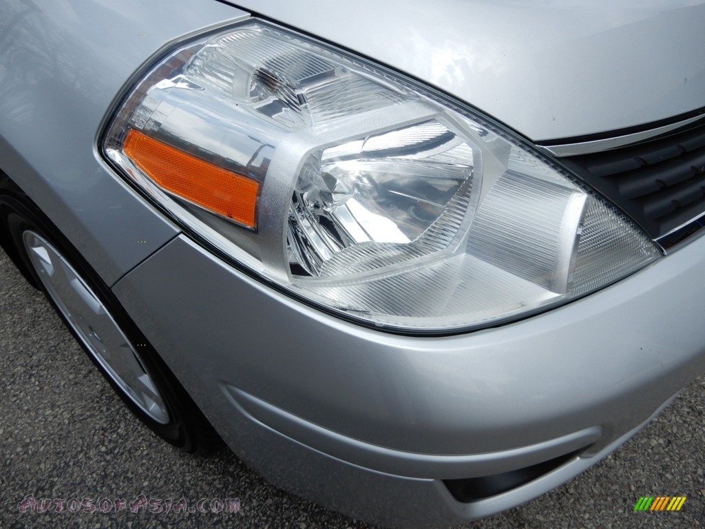 2008 Versa 1.8 S Hatchback - Brilliant Silver / Charcoal photo #14