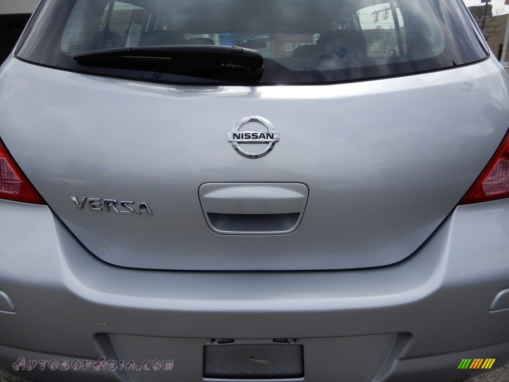 2008 Versa 1.8 S Hatchback - Brilliant Silver / Charcoal photo #16
