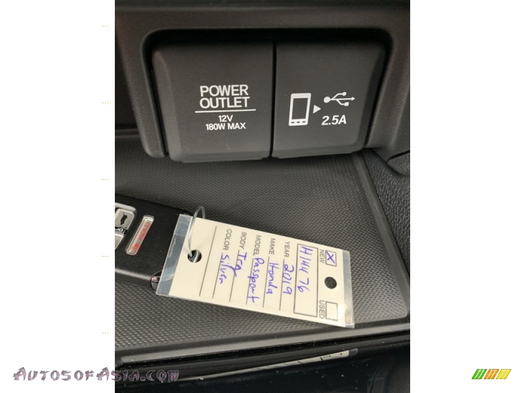 2019 Passport Touring AWD - Lunar Silver Metallic / Black photo #39