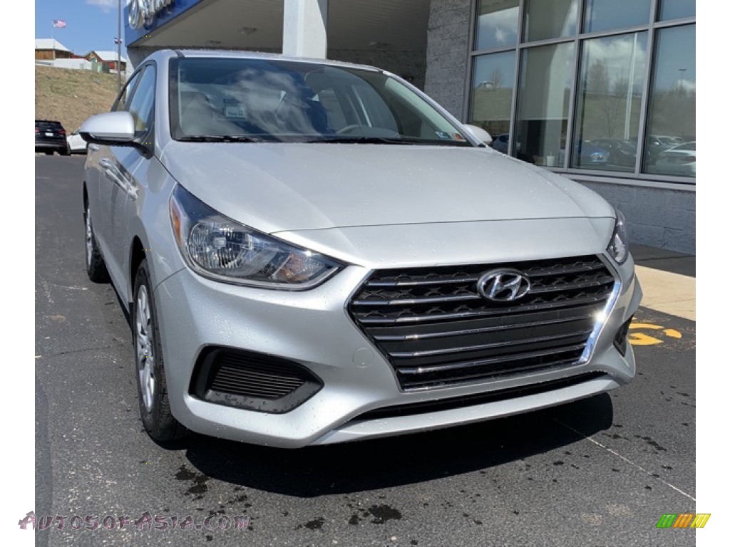2019 Accent SE - Olympus Silver / Black photo #1