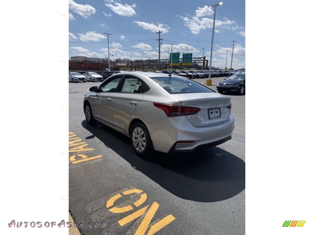 2019 Accent SE - Olympus Silver / Black photo #6