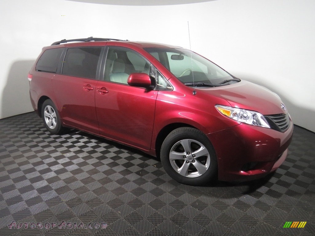 2014 Sienna LE - Salsa Red Pearl / Light Gray photo #2