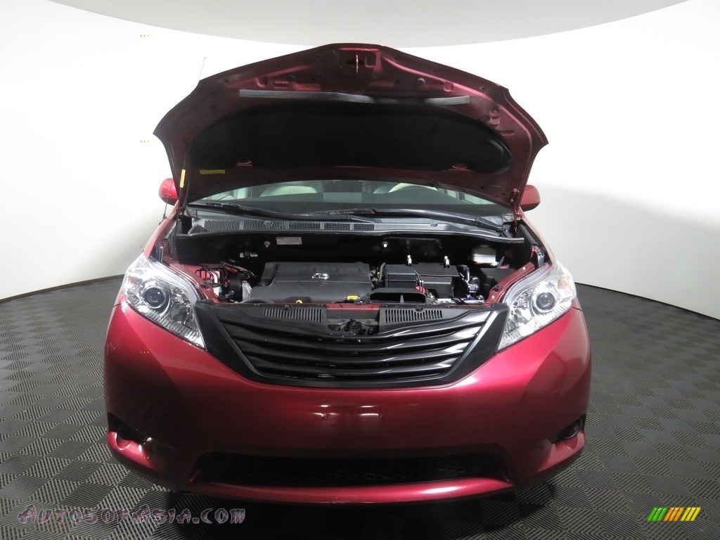 2014 Sienna LE - Salsa Red Pearl / Light Gray photo #5