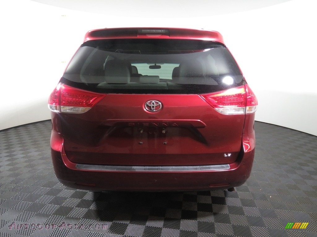 2014 Sienna LE - Salsa Red Pearl / Light Gray photo #11
