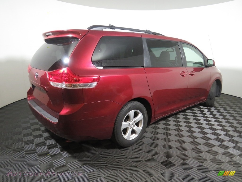 2014 Sienna LE - Salsa Red Pearl / Light Gray photo #14