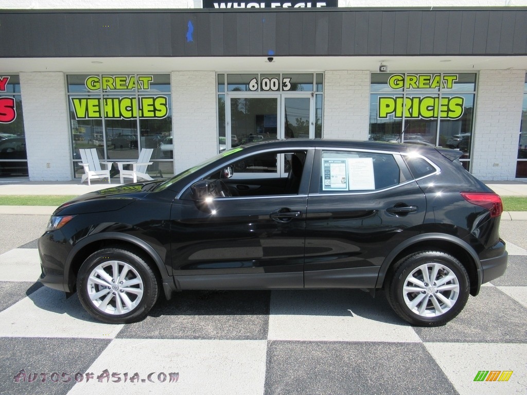 Magnetic Black / Charcoal Nissan Rogue Sport S AWD