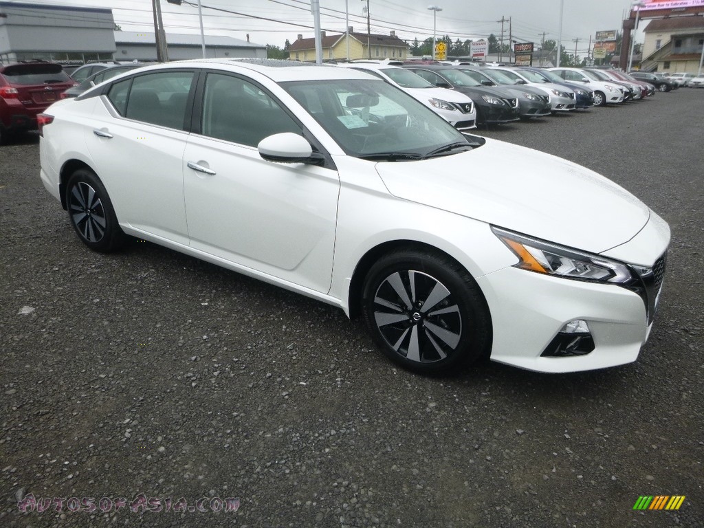 Pearl White / Charcoal Nissan Altima SV AWD