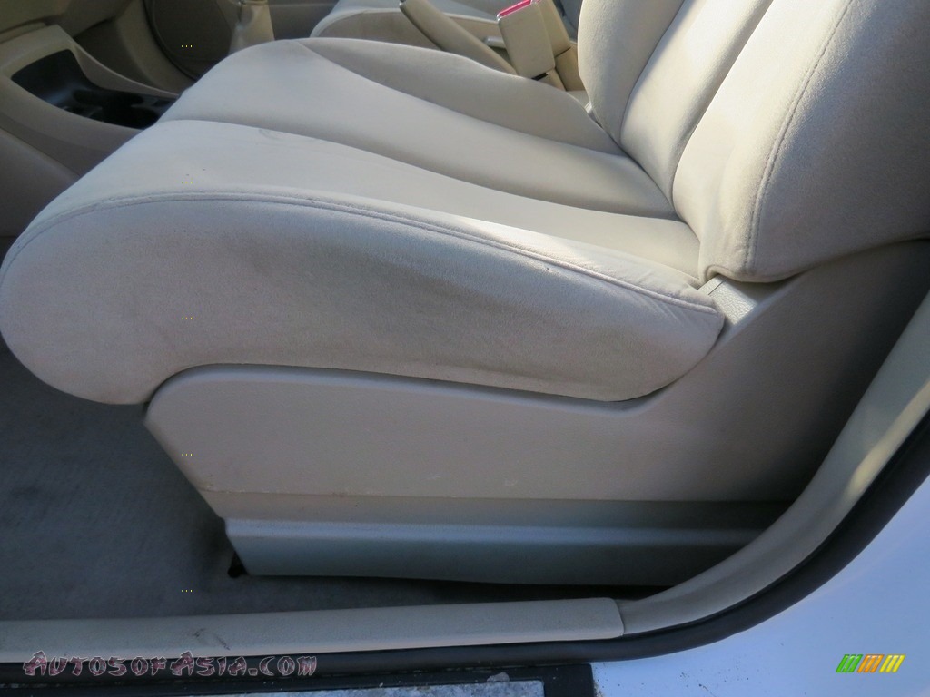 2008 Versa 1.8 SL Hatchback - Super Black / Charcoal photo #17