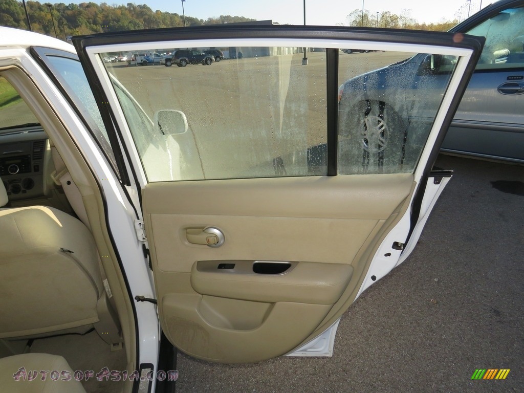 2008 Versa 1.8 SL Hatchback - Super Black / Charcoal photo #22