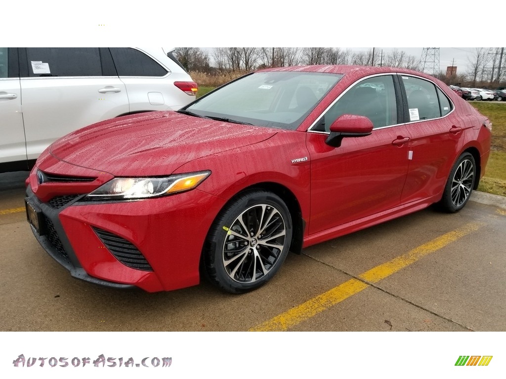 Supersonic Red / Black Toyota Camry Hybrid SE