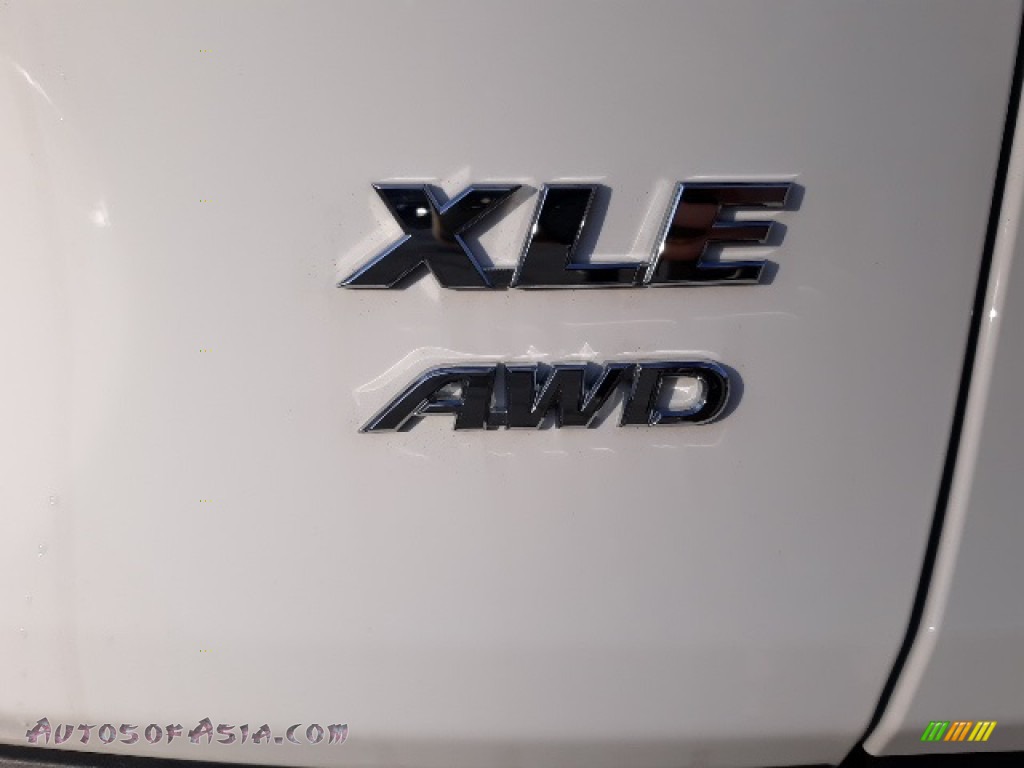 2020 RAV4 XLE AWD - Super White / Black photo #48